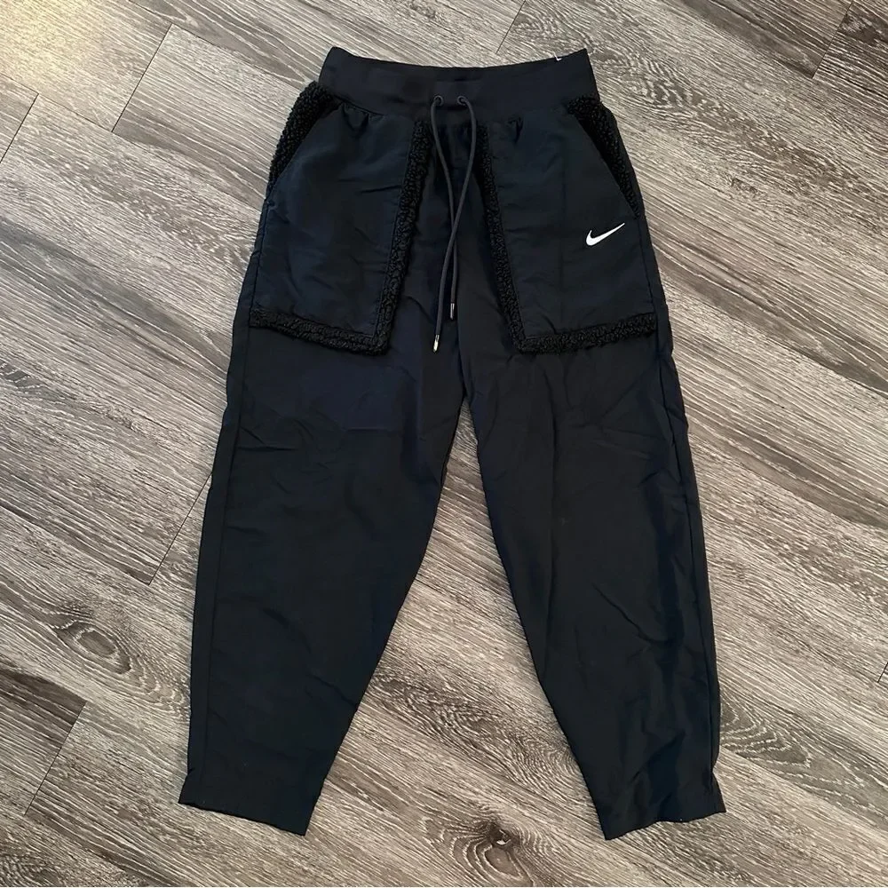 Nike womens Sportswear Essential Woven High-Waisted Curve Pants